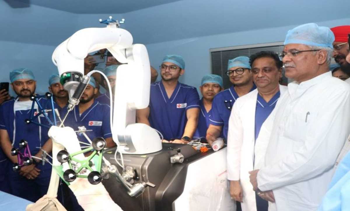 सीएम बघेल ने श्री नारायणा हॉस्पिटल में जॉइंट रिप्लेसमेंट रोबोट का किया उद्घाटन सीएम बघेल ने श्री नारायणा हॉस्पिटल में जॉइंट रिप्लेसमेंट रोबोट का किया उद्घाटन